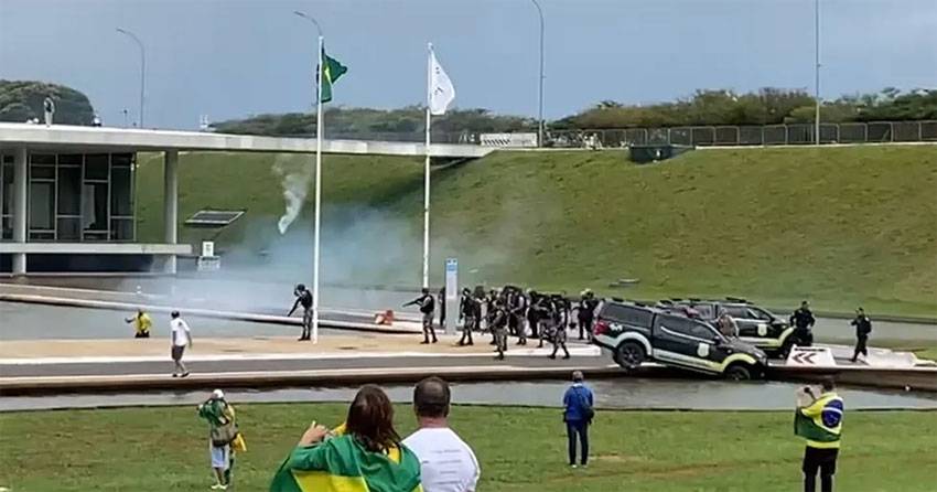 Cenas de invasão do Capitólio se repetem na sede da Presidência da República, STF e Congresso